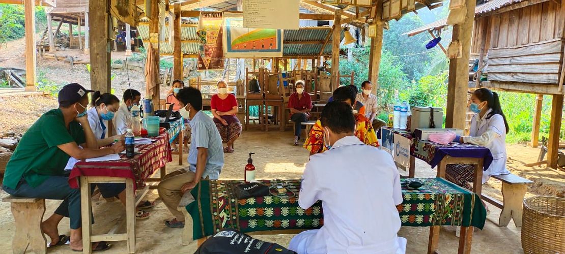 Gesundheitspersonal in einem Impfzentrum in einem Bezirk in Laos