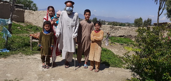 Abdul Baqi  und seine Familie aus Pakistan bekam von HI Masken, Schutzhandschuhe und Seife. Durch die Ausgangssperren im Land ist auch seine wirtschaftliche Existenz in Gefahr.